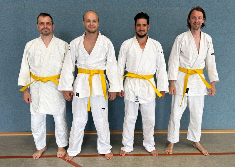 Erwachsene Judoka bestehen Gürtelprüfung zum 7. Kyu