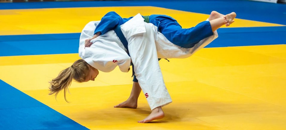 Zwei kämpfende weibliche Judoka